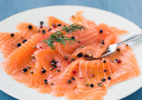 Carpaccio de saumon frais, billes de saveur au citron et poivre Carpaccio de saumon frais, billes de saveur au citron et poivre