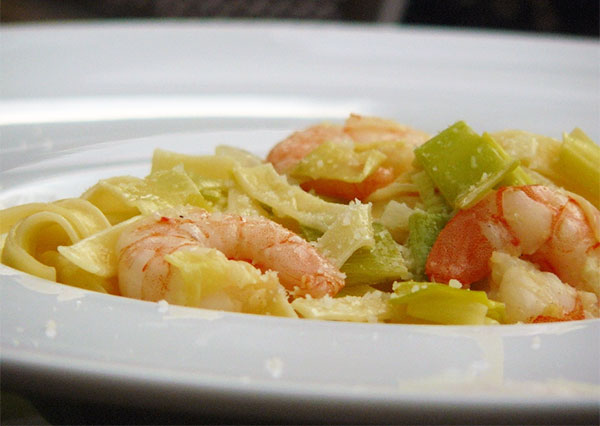 Scampis à la crème aux jeunes poireaux