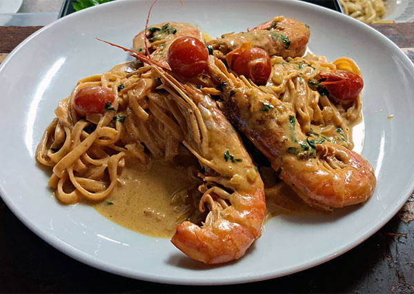 Tagliatelles fraîches rouges aux gambas d’Argentine