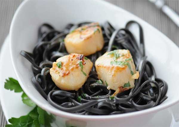 Tagliatelles fraîche à l'encre de seiche, médaillon de lotte et baies roses Tagliatelles fraîche à l'encre de seiche, médaillon de lotte et baies roses