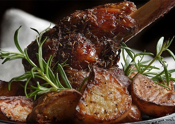 Souris d'agneau au romarin frais, chicons braisés, pomme de terre grenailles