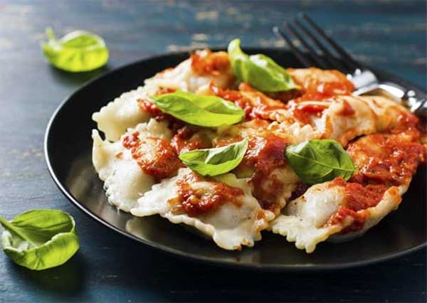 Pâtes fraîches farcies à la mozzarella, ricota di bufala di Campana, tomates fraiches et basilic Pâtes fraîches farcies à la mozzarella, ricota di bufala di Campana, tomates fraiches et basilic