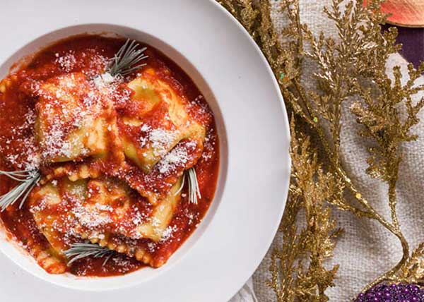 Raviolis frais au brocolis, aubergines, parmesan, tomates fraîches