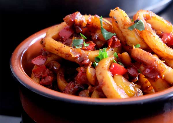 Calamars à la Puttanesca (Tomates, olives noires, capres, ail, vin blanc) Calamars à la Puttanesca (Tomates, olives noires, capres, ail, vin blanc)