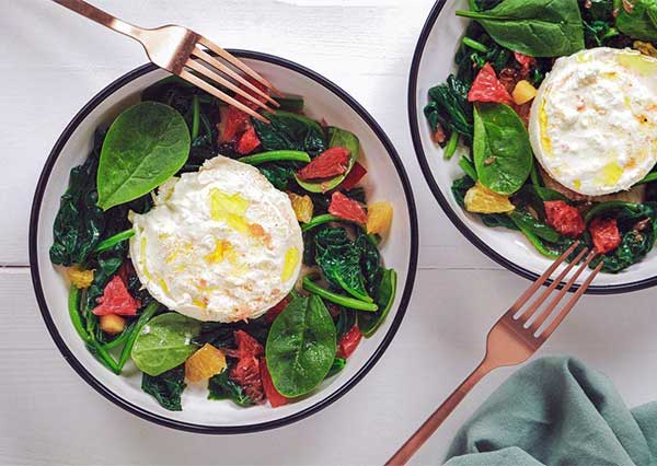 Jeunes pousses d'épinards frais, burrata, tomates sèchées, pesto d'edamame Jeunes pousses d'épinards frais, burrata, tomates sèchées, pesto d'edamame