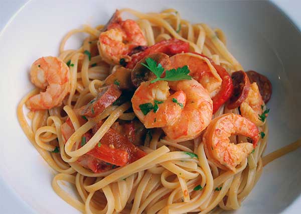 Linguine frais à la crème de poivrons, chorizo et scampis Linguine frais à la crème de poivrons, chorizo et scampis