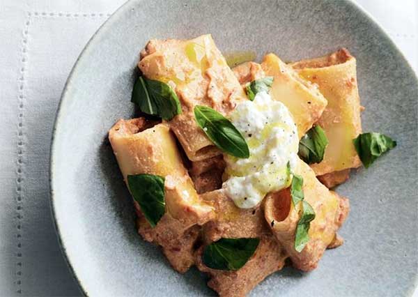 Pacheri frais à la riccotta, épinards frais, zeste de citron ail,poivre noir Pacheri frais à la riccotta, épinards frais, zeste de citron ail,poivre noir