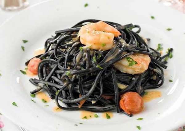 Pâtes fraîches à l encre de seiche, scampis et pastis Pâtes fraîches à l encre de seiche, scampis et pastis