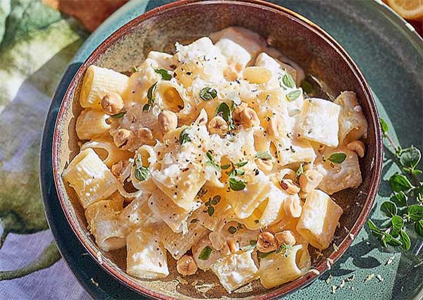 Pacheris à la crème de citron bio, poivre noir, pignon de pin