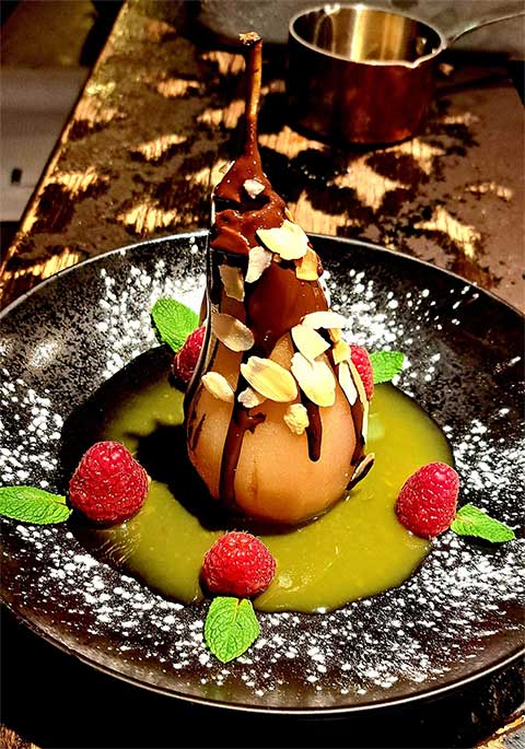 Dessert du moment, poire conférence pochée à la vanille de Madagascar chocolat callebaut, amandes,framboises, jus d agrumes, verveine citronnée