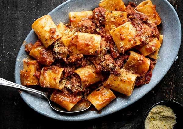 Pacheri frais saucisse de Toscane mozzarella poivrons ail origan