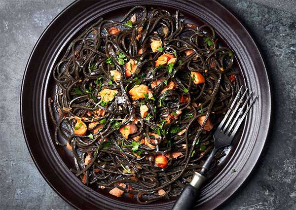 Tagliatelle fraîches noires au saumon frais crème à la ciboulette
