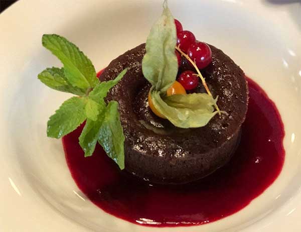 Moelleux au chocolat, coulis de framboises,vanille de Madagascar, copeaux de noix de coco
