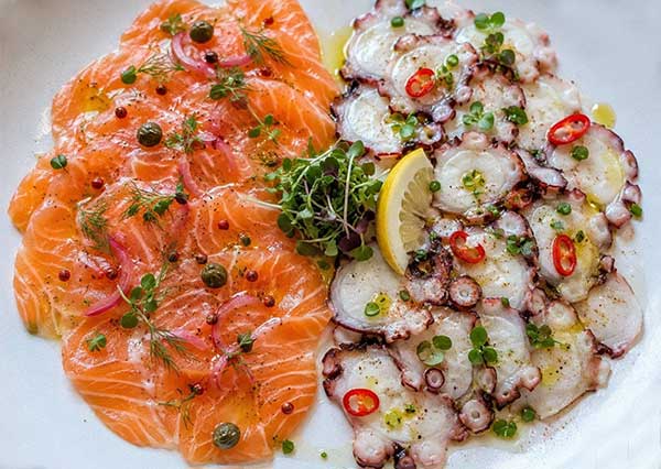 Au restaurant Il Rifugio, duo de carpaccio de saumon et poulpe